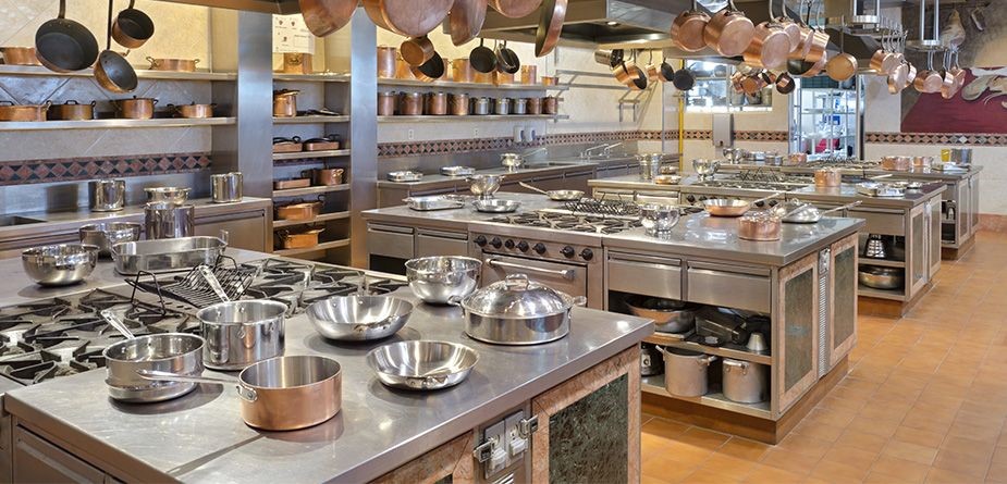 Phong thuỷ bếp nhà hàng: Bếp là trung tâm của một nhà hàng. Với phong thuỷ bếp đúng cách, sẽ giúp tăng cường năng lượng tích cực cho món ăn và khách hàng cảm thấy thoải mái hơn khi thưởng thức. Hãy khám phá hình ảnh đẹp của phong thuỷ bếp nhà hàng để trau chuốt không gian ẩm thực của bạn.
