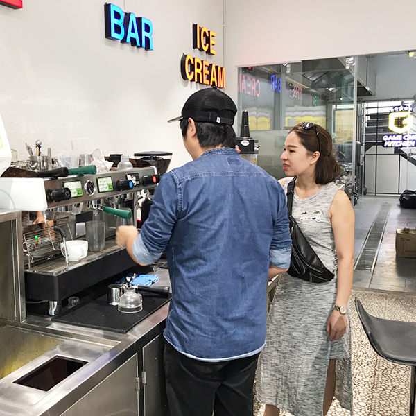 Khách hàng trải nghiệm sử dụng cácthiết bị Quầy Bar, coffee trước khi quyết định mua hàng
