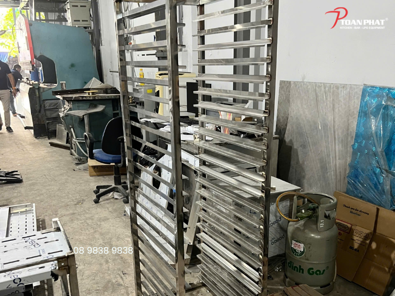 đẩy khay cơm inox do Toàn Phát cung cấp