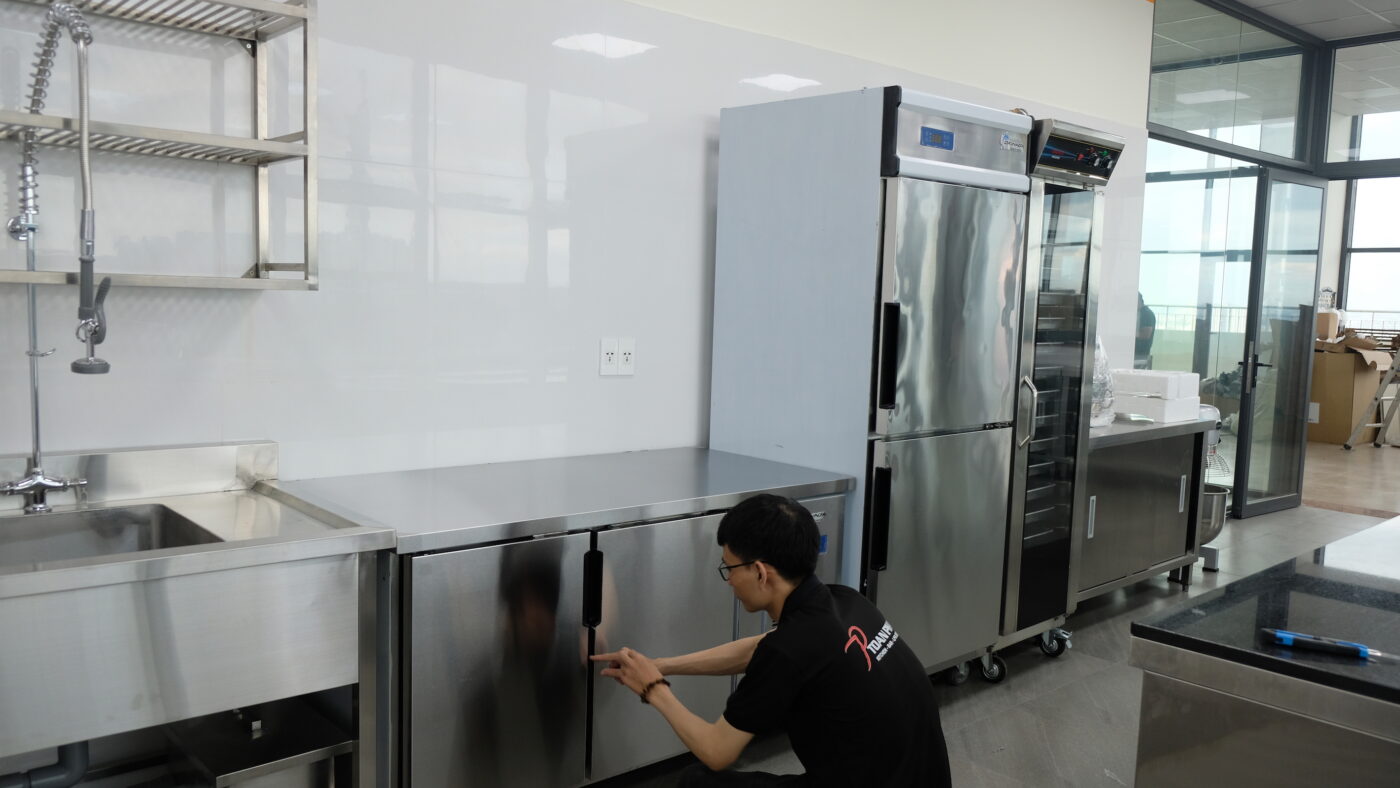Tủ đông 4 cánh Okinaga - Giải pháp bảo quản thực phẩm tối ưu cho các nhà hàng 10 Tủ lạnh Okinaga tại đại học UEF