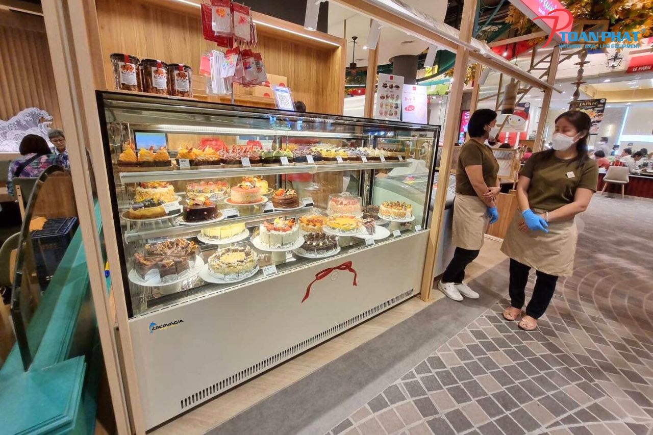 TỦ TRƯNG BÀY BÁNH 1M8 OKINAGA (TRẮNG, ĐEN, INOX) 5 Tu trung bay banh thuc te10