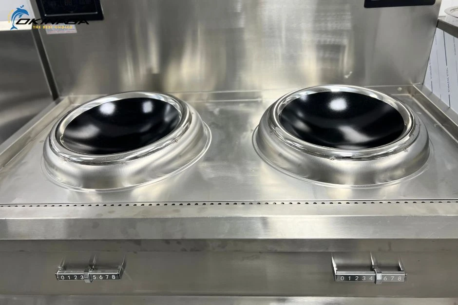 Thân bếp làm từ inox 304 cao cấp, sáng bóng