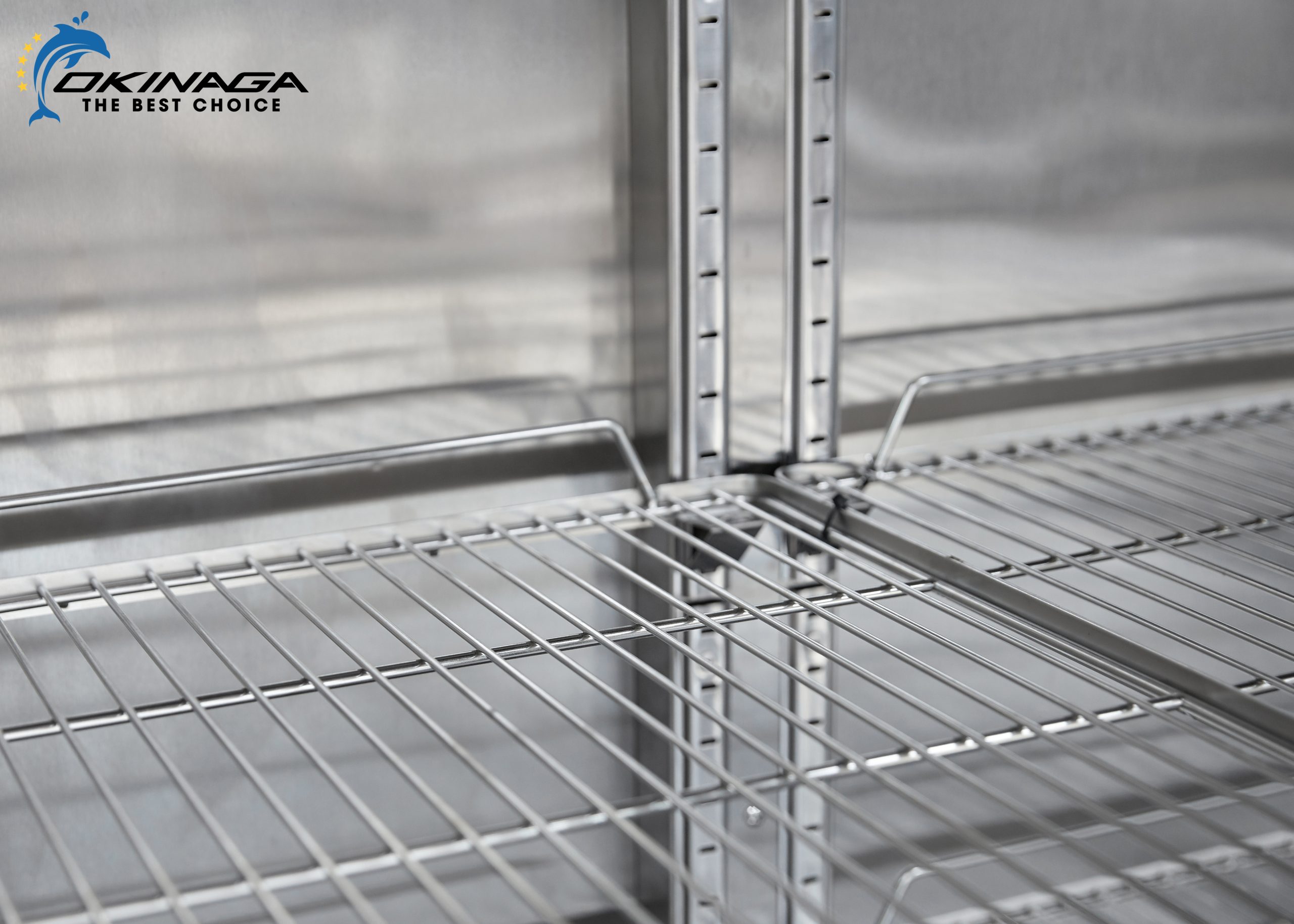 Vỏ tủ và nan giá của tủ mát 4 cánh công nghiệp được làm từ Inox 304