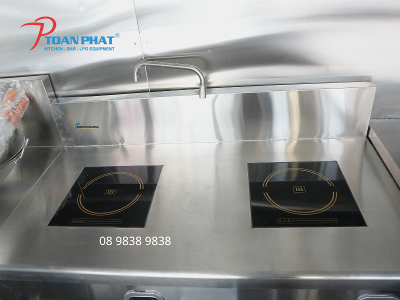 Bếp điện từ đôi Okinaga giá dưới – lựa chọn kinh tế, nấu nhanh, an toàn, dễ lắp đặt cho mô hình F&B mới
