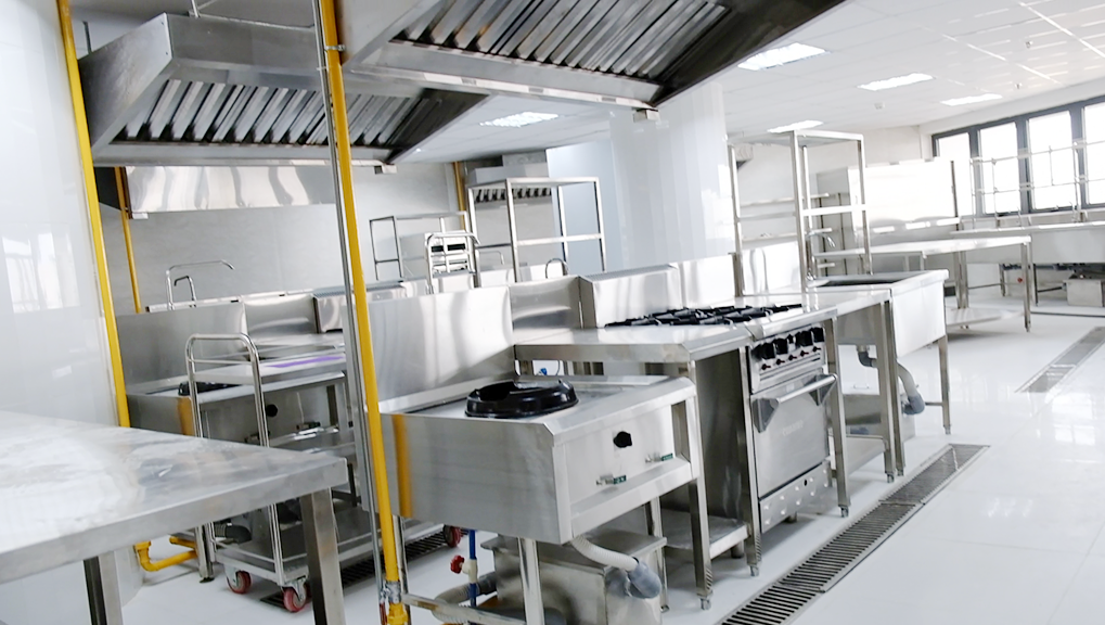 MỞ NHÀ HÀNG CẦN CHUẨN BỊ GÌ? 2 bếp công nghiệp Toàn Phát