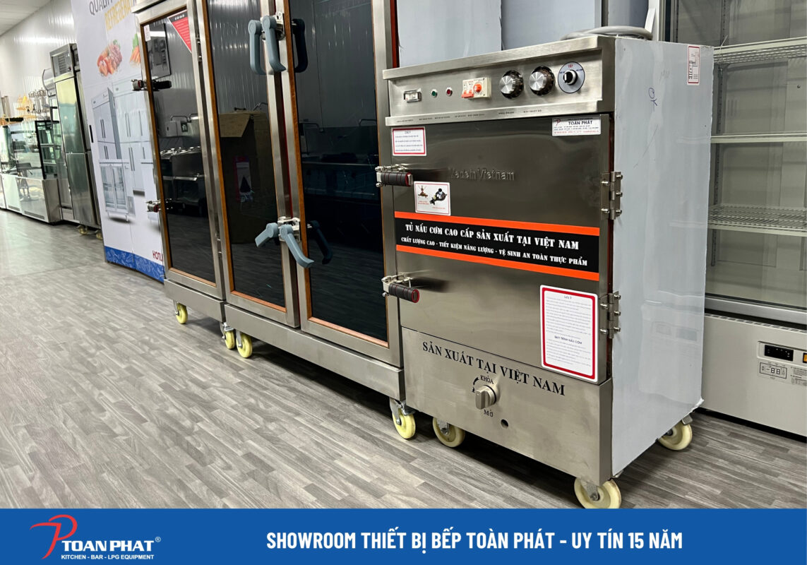 Showroom Thiết Bị Bếp Công Nghiệp Nhà Hàng Toàn Phát 6 Tủ nấu cơm công nghiệp được trưng bày tại showroom Toàn Phát
