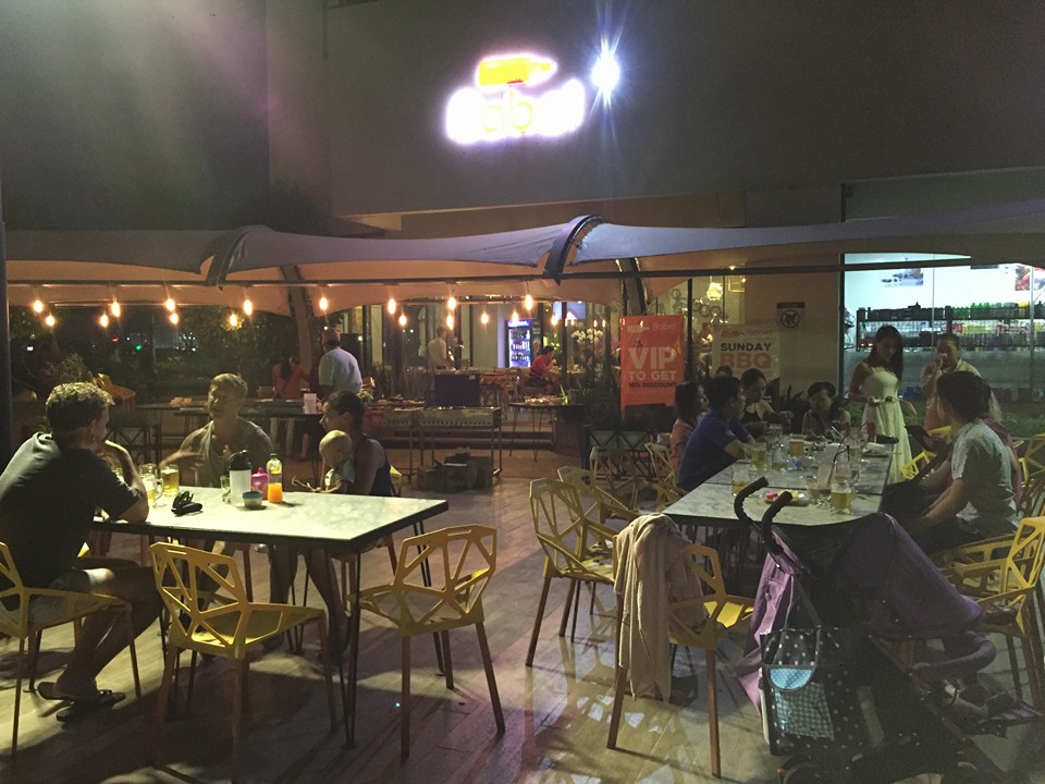 BABEL BAR & GRILL - THƯỞNG THỨC CẢNH ĐÊM CÙNG CÁC MÓN ĂN HẤP DẪN 2 Chỗ ngồi ngoài trời của nhà hàng