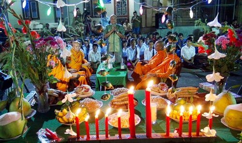 3-nghi-thuc-trong-dem-cung-trang-cua-dong-bao-khmer-nam-bo-31-1 Tết trung thu ở Campuchia