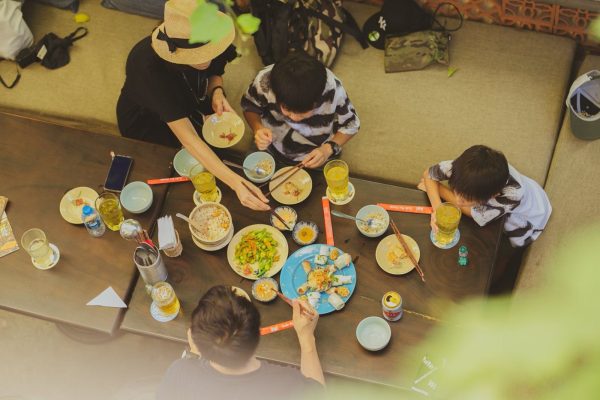 NHÀ HÀNG QUÁN BỤI GARDEN - HƯƠNG VỊ CỦA MÂM CƠM GIA ĐÌNH VIỆT 2 Khách hàng thưởng thức thức ăn tại nhà hàng do Toàn Phát thi công bếp ăn công nghiệp