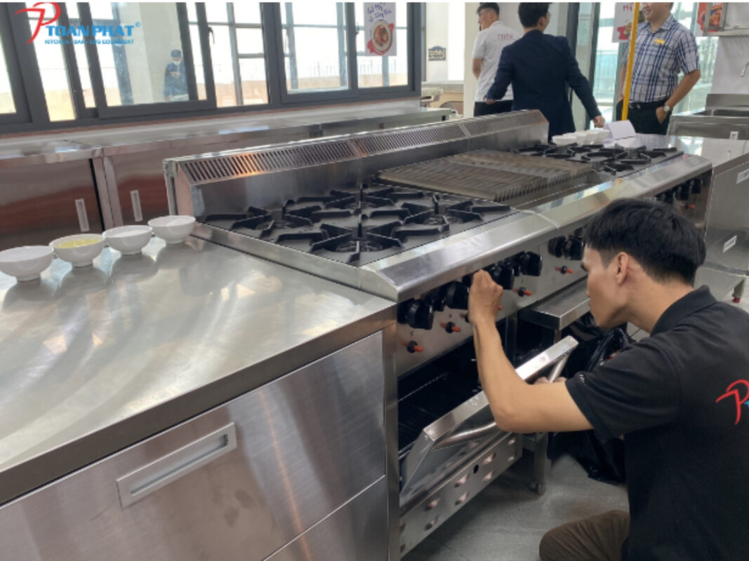 3 KIỂU THIẾT KẾ BẾP NHÀ HÀNG ĐƯỢC ƯA CHUỘNG NHẤT TẠI VIỆT NAM 17 Bếp công nghiệp kiểu ốc đảo