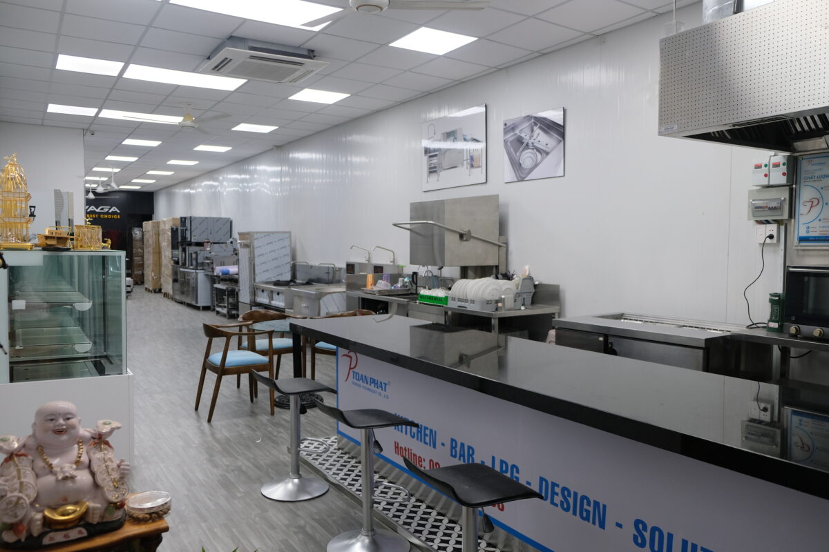 4 KINH NGHIỆM HAY MUA MÁY RỬA CHÉN CÔNG NGHIỆP CHO NHÀ HÀNG 4 Showroom bếp công nghiệp Toàn Phát