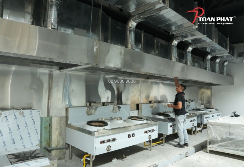 TOÀN PHÁT - THI CÔNG HỆ THỐNG HÚT KHÓI BẾP CÔNG NGHIỆP 9 Hệ thống hút khói cho nhà hàng tiệc cưới quy mô lớn