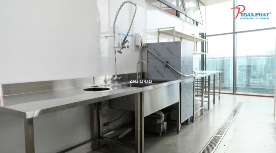 3 CÁCH SETUP BẾP NHÀ HÀNG ĐƠN GIẢN THUẬN TIỆN ĐEM LẠI HIỆU QUẢ CAO CHO DOANH NGHIỆP 2 Bếp dây chuyền