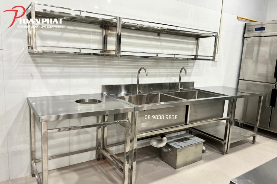 Các thiết bị inox như bàn, kệ, chậu rửa đều do Toàn Phát chủ động sản xuất tại xưởng