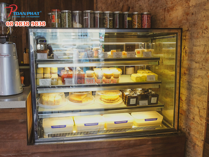 Dự án hệ thống bếp LEHA’S HOME CAFE & FURNITURE - Thi công mô hình bếp cafe theo tiêu chuẩn hiện đại 4 Tủ trưng bày bánh do Toàn Phát sản xuất