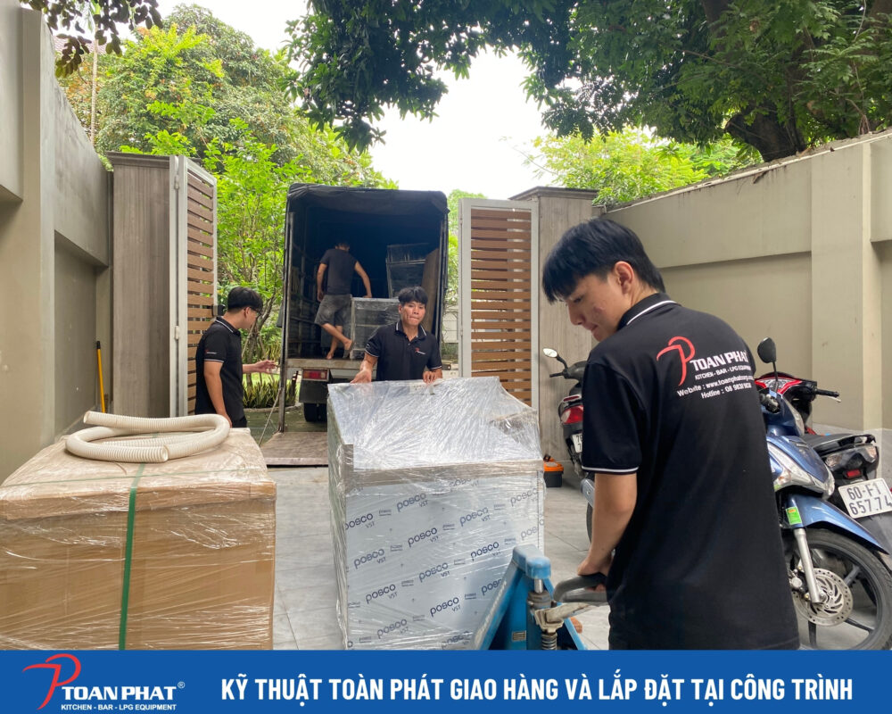 Xưởng inox Toàn Phát giao hàng lắp đặt thiết bị bếp công nghiệp Xưởng inox Toàn Phát giao hàng lắp đặt thiết bị bếp công nghiệp