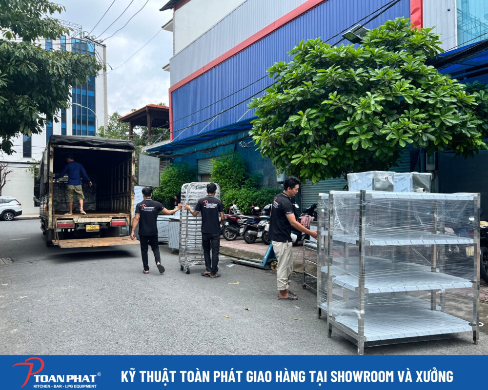 Giao hàng thiết bị bếp công nghiệp tại xưởng inox Toàn Phát Giao hàng thiết bị bếp công nghiệp tại xưởng inox Toàn Phát