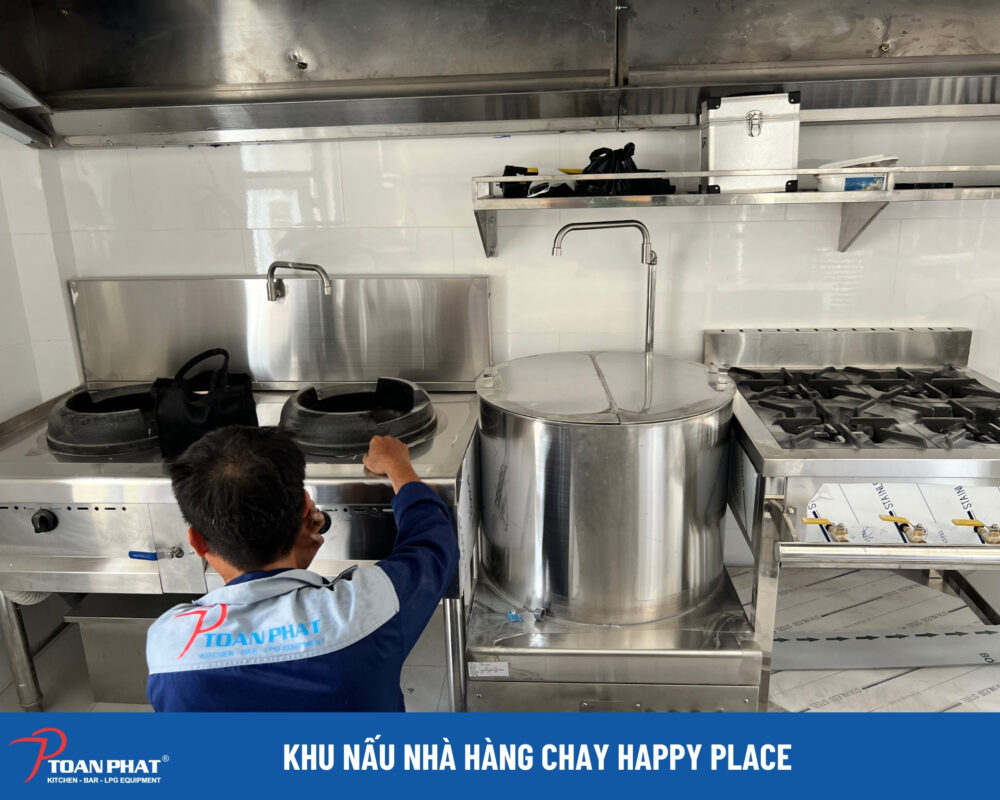 Khu bếp nóng tại bếp công nghiệp nhà hàng chay Happy Place Khu bếp nóng tại bếp công nghiệp nhà hàng chay Happy Place