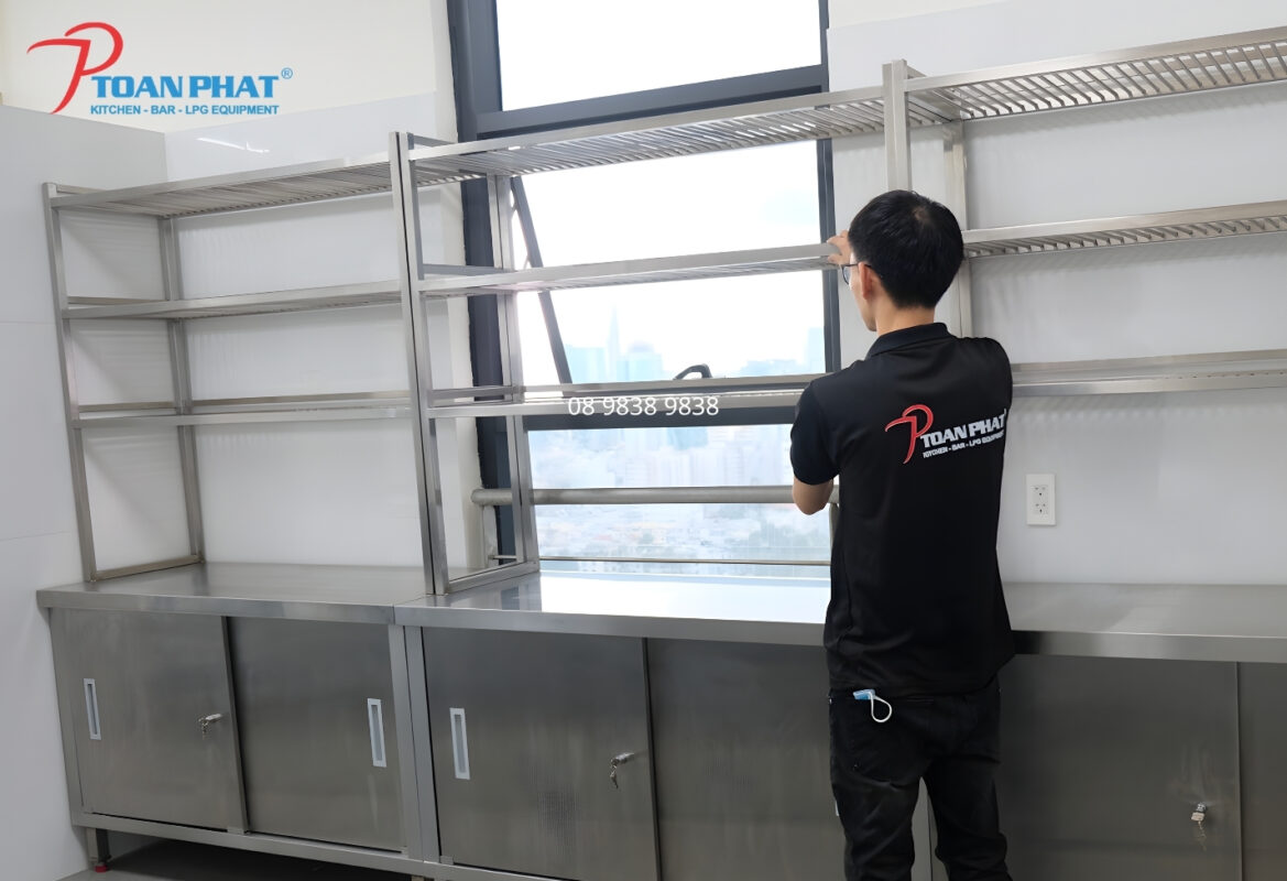 DỰ ÁN THI CÔNG BẾP THỰC HÀNH TRƯỜNG ĐẠI HỌC UEF 11 Tủ kết hợp kệ inox do Toàn Phát sản xuất và lắp đặt cho dự án