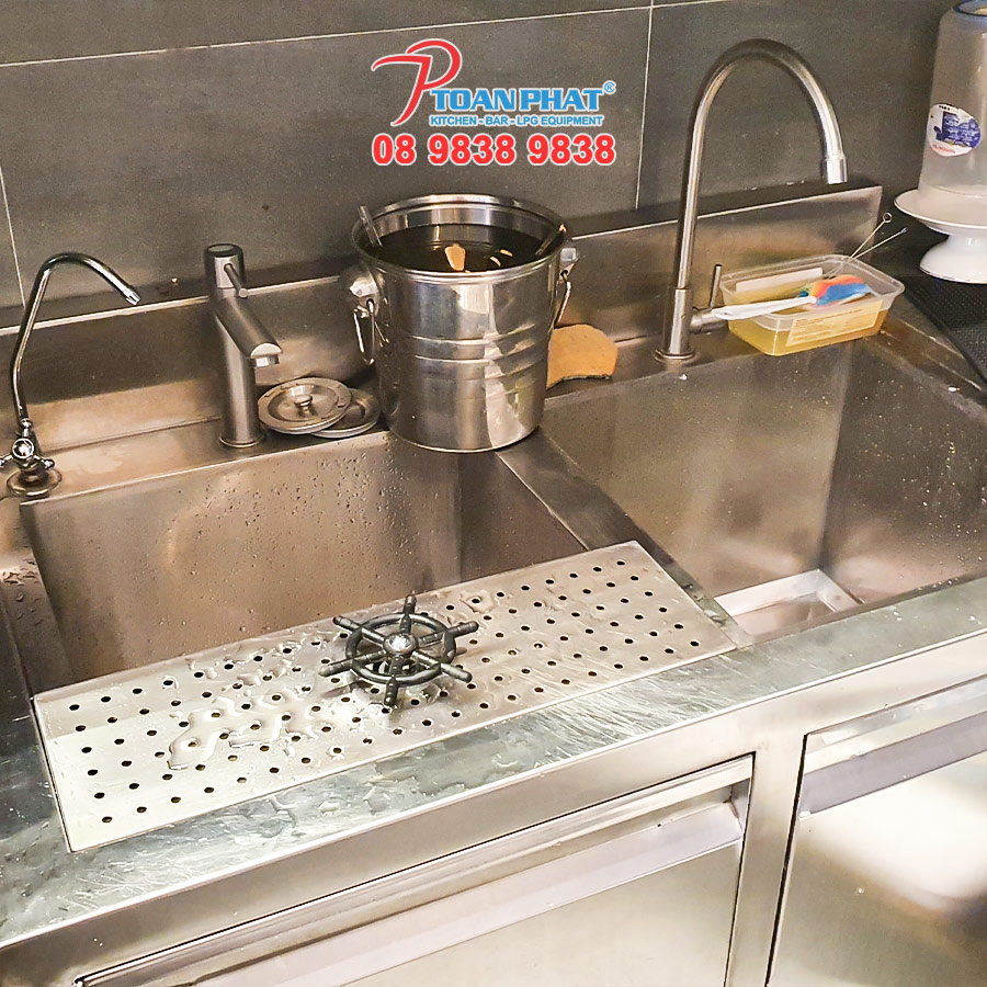 Nên mua dụng cụ bếp công nghiệp bằng inox 304 hay 201 hơn? 7 Bồn rửa inox 304