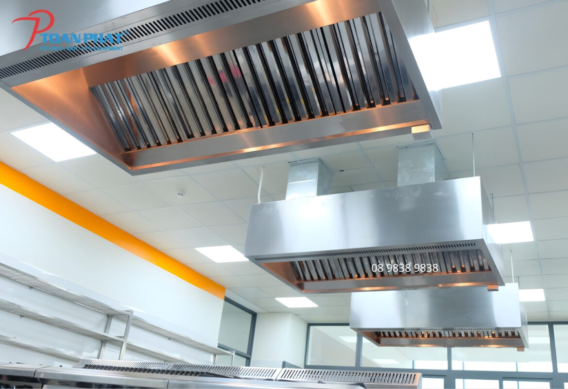 DỰ ÁN THI CÔNG BẾP THỰC HÀNH TRƯỜNG ĐẠI HỌC UEF 12 Hệ thống hút khói giúp cho không gian bếp luôn thoáng mát