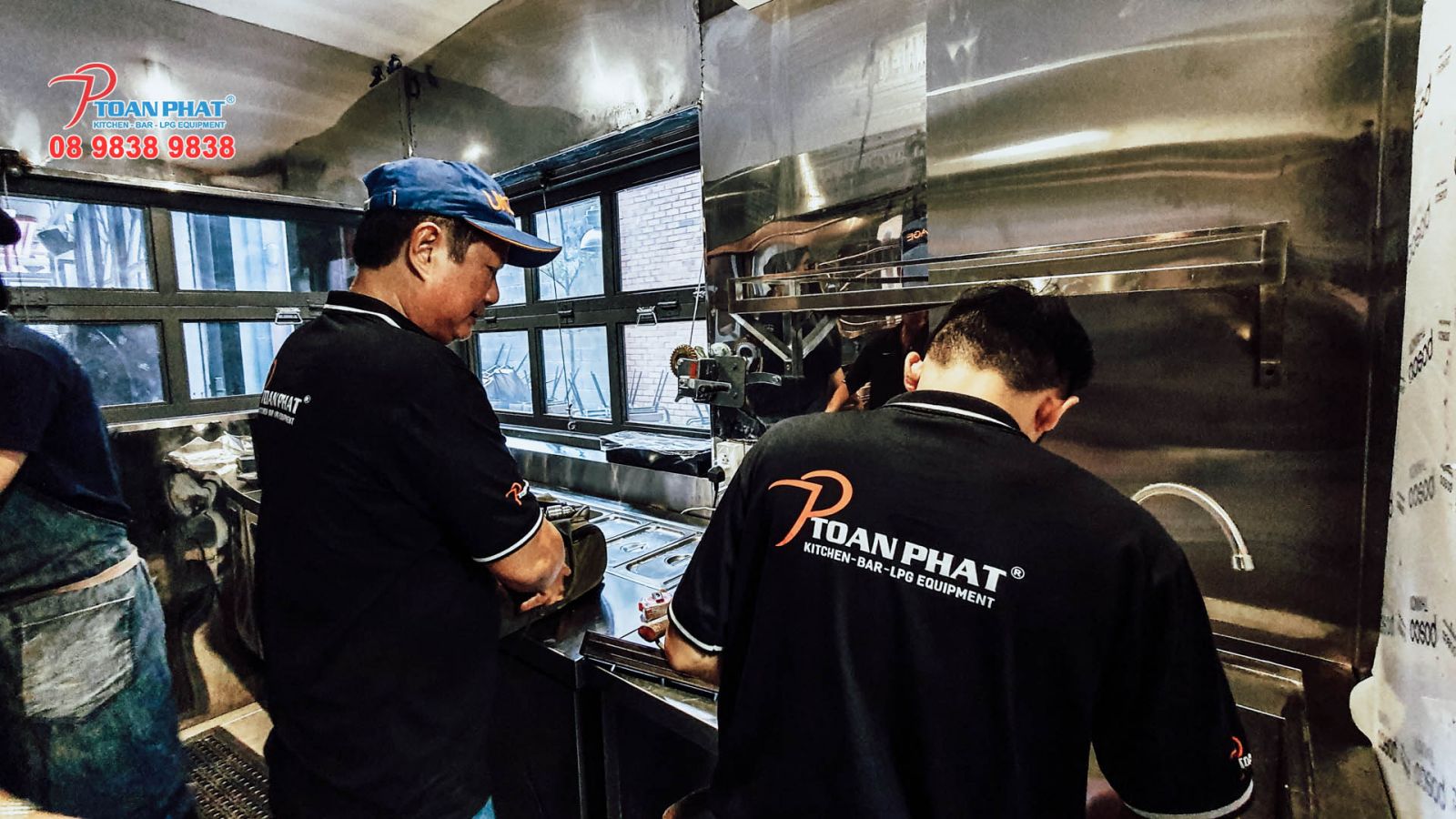 NHA-THAU-THI-CONG-BEP-NHA-HANG-UY-TIN