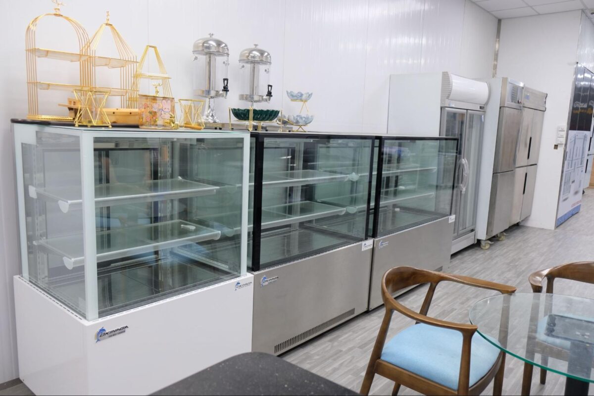 Showroom Thiết Bị Bếp Công Nghiệp Nhà Hàng Toàn Phát 3 Tủ trưng bày bánh tại showroom Toàn Phát