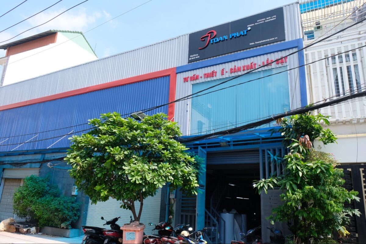 Showroom Thiết Bị Bếp Công Nghiệp Nhà Hàng Toàn Phát 1 Bên ngoài showroom Toàn Phát
