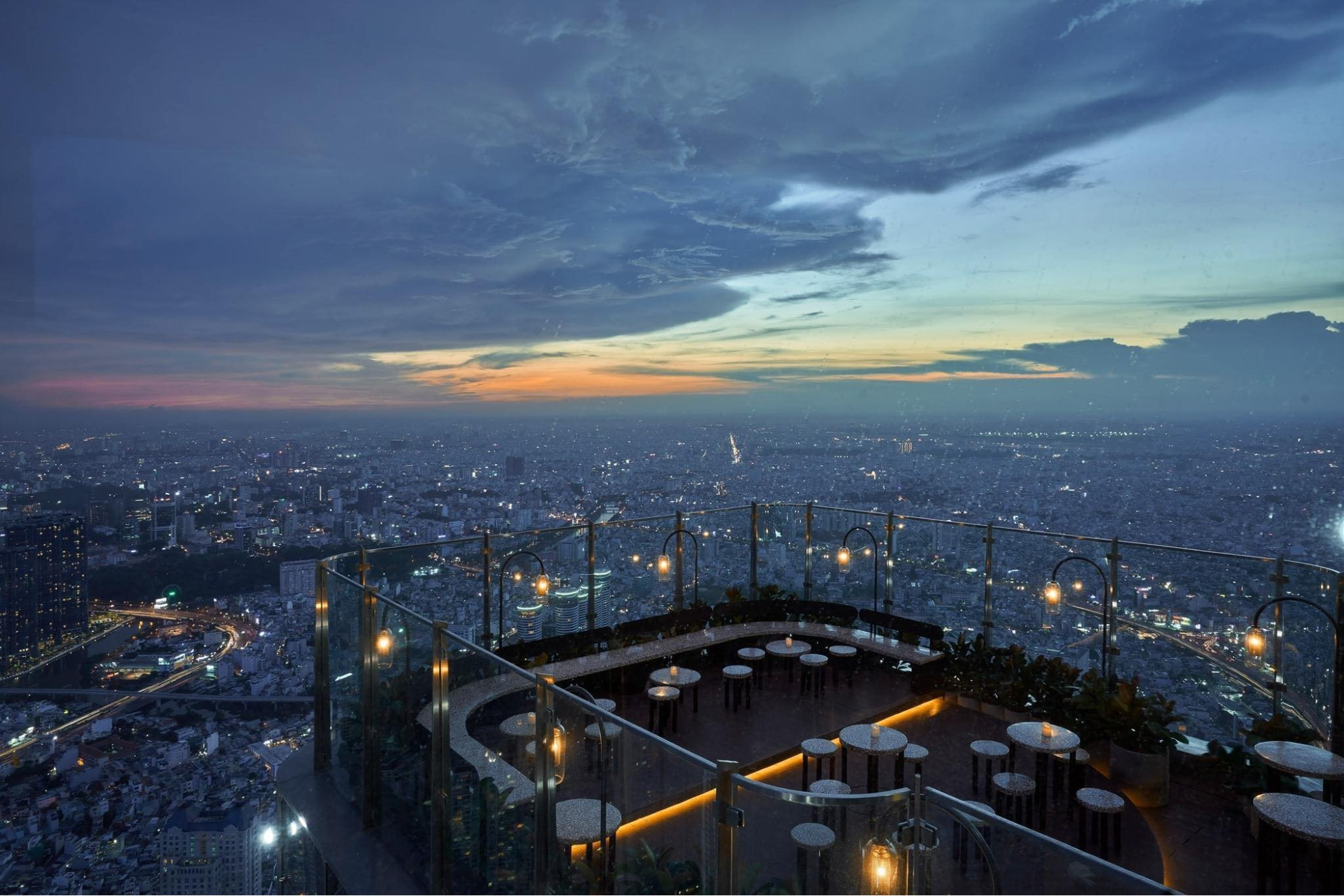 Top 10 Nhà Hàng – Quán Bar Ngắm Pháo Hoa Đêm Giao Thừa Năm 2025 1 Blank Lounge