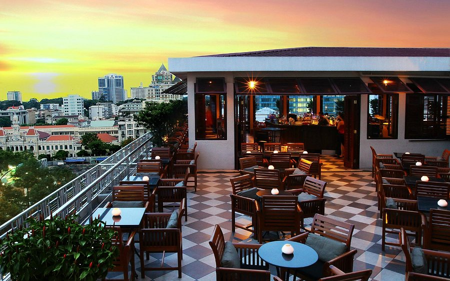 Top 10 Nhà Hàng – Quán Bar Ngắm Pháo Hoa Đêm Giao Thừa Năm 2025 10 Saigon Saigon Rooftop Bar - Caravelle Hotel