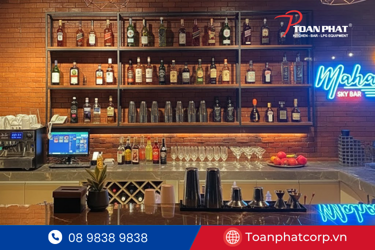 Kệ trưng bày đẹp mắt trong khu vực bar