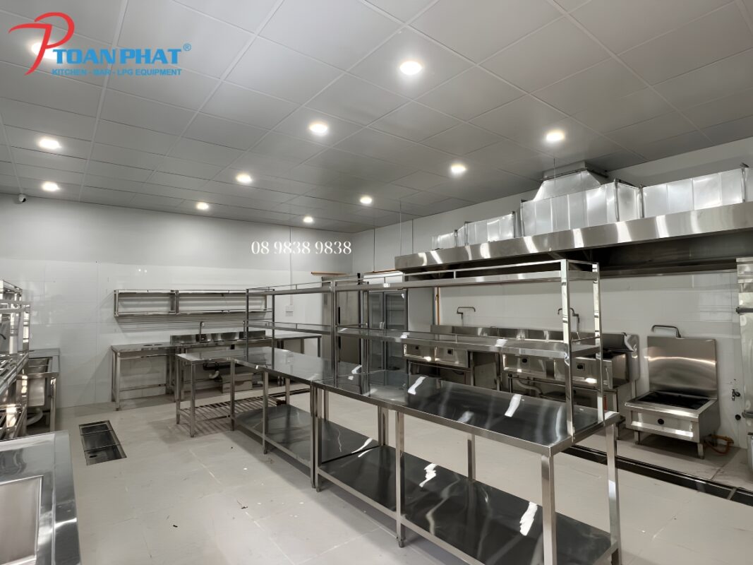 Dự án thi công bếp ăn công nghiệp cho nhà hàng Thủy Hoàng Nguyên 3 Toàn Phát đã đưa ra một hệ thống giải pháp bếp công nghiệp toàn diện