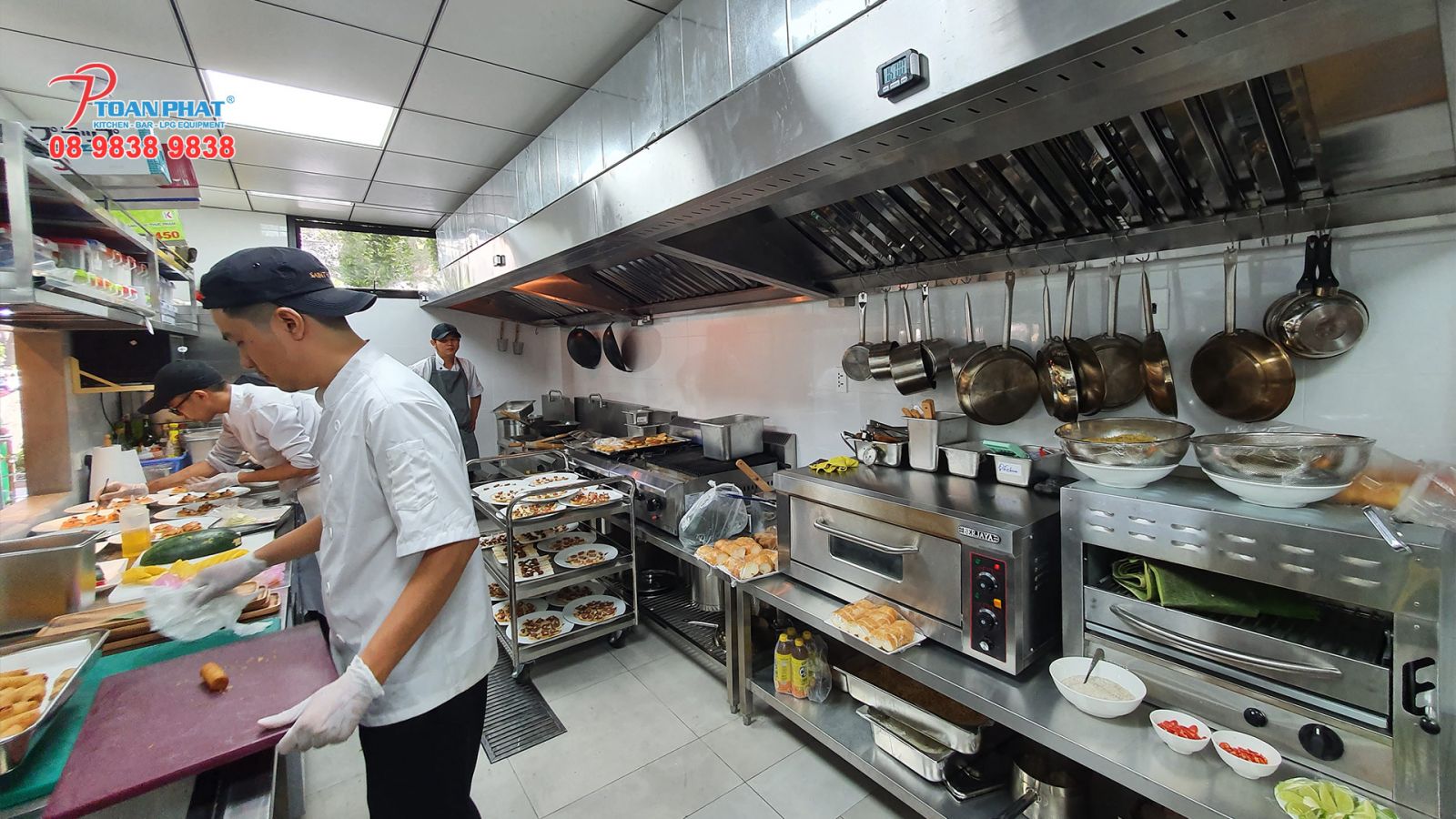 NHA-THAU-THI-CONG-BEP-CONG-NGHIEP-UY-TIN