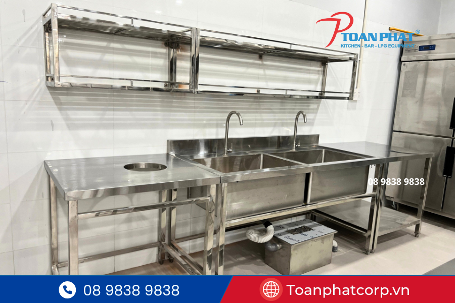 Khu vệ sinh dụng cụ bếp với chậu rửa inox