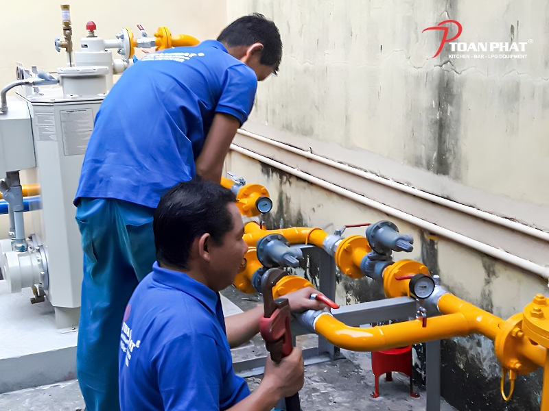 TOÀN PHÁT - THI CÔNG HỆ THỐNG GAS CÔNG NGHIỆP - BỒN GAS 6 Kỹ thuật viên Toàn Phát thi công hệ thống gas chuyên nghiệp