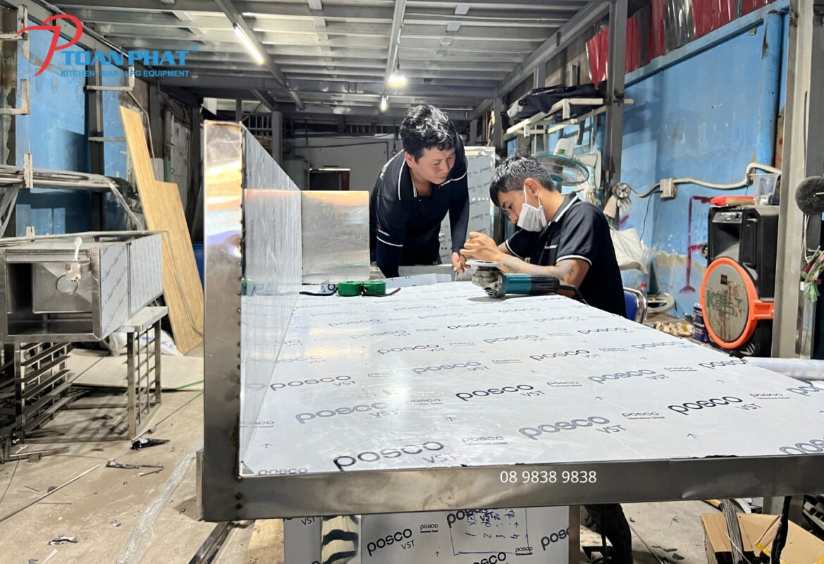 DỰ ÁN THI CÔNG BẾP THỰC HÀNH TRƯỜNG ĐẠI HỌC UEF 6 Toàn bộ thiết bị được gia công trực tiếp tại xưởng Toàn Phát từ inox 304 posco loại 1