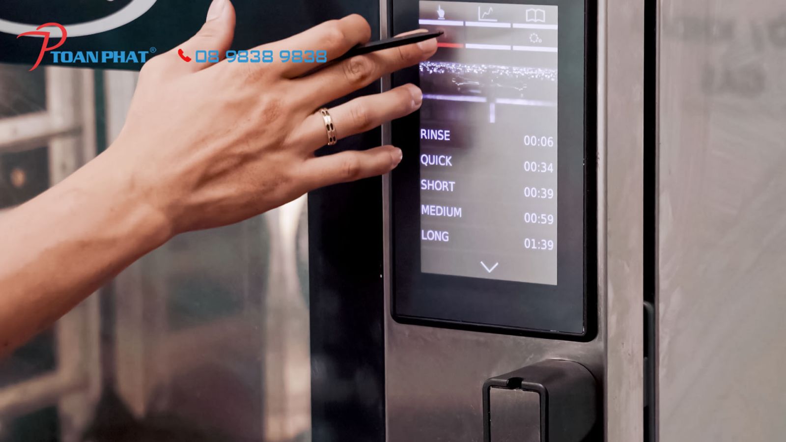 Lò nướng công nghiệp được trang bị bảng điều khiển cảm ứng