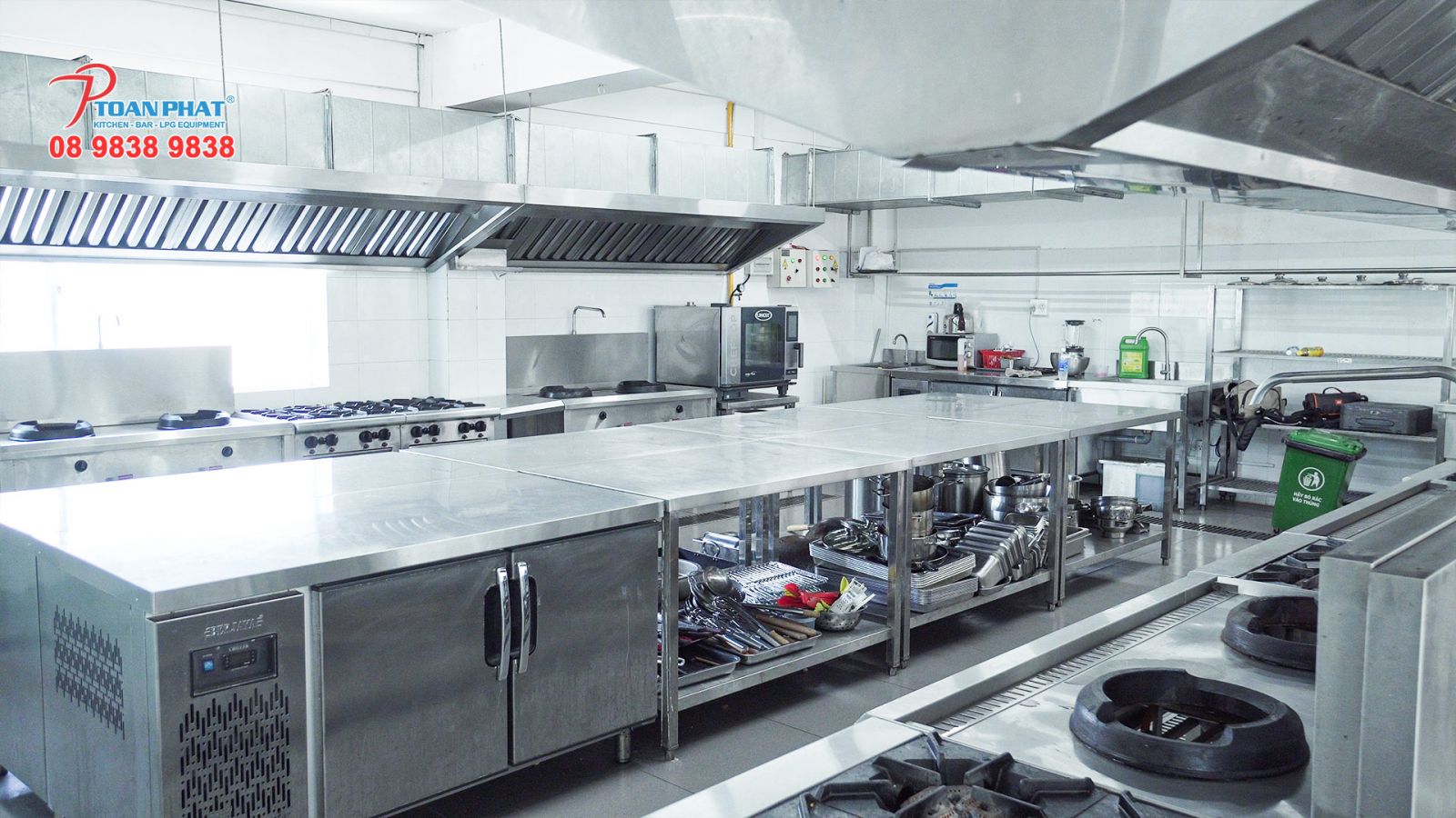 NHA-THAU-THI-CONG-BEP-CONG-NGHIEP-UY-TIN