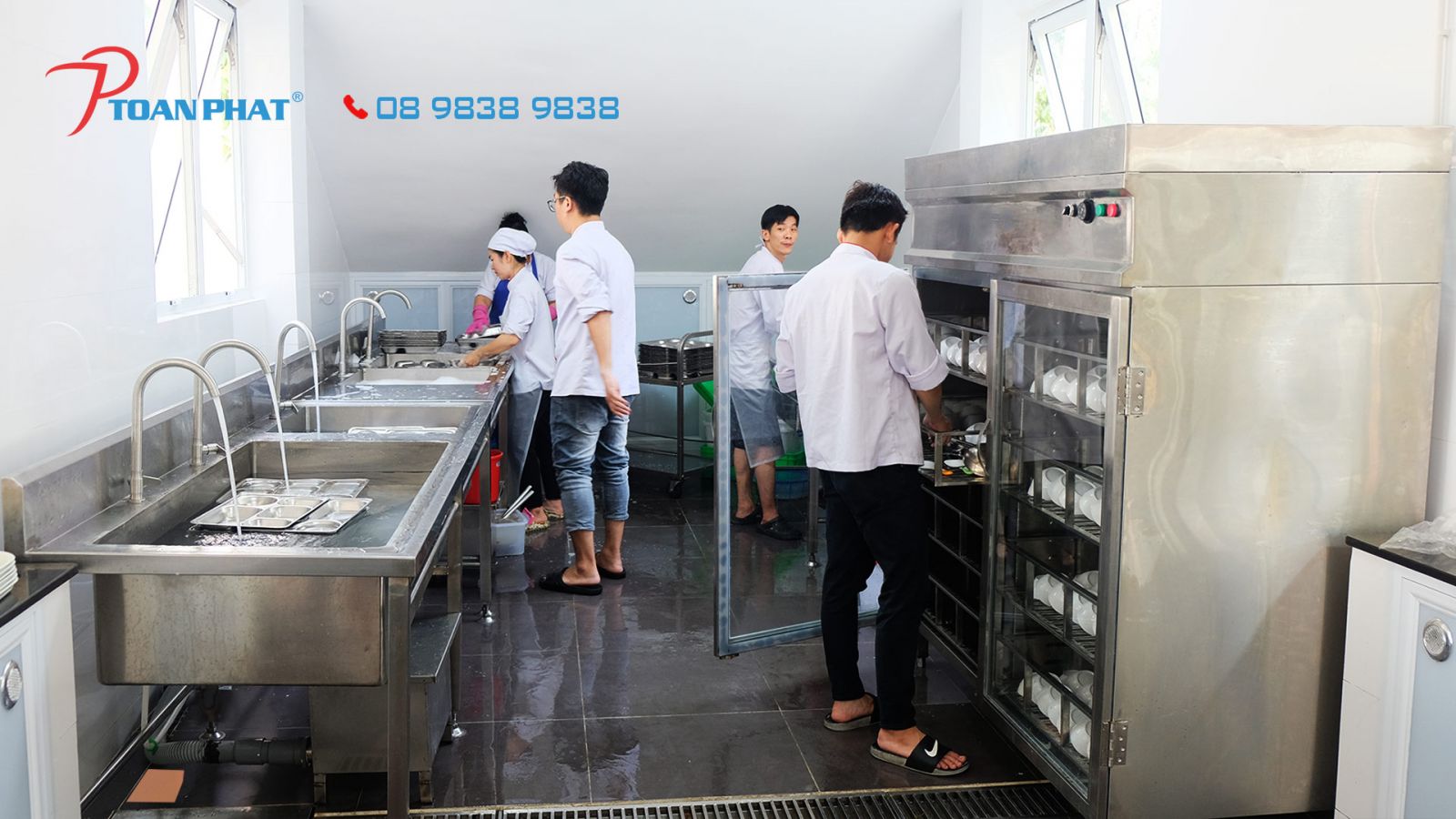 web-1 Khu rửa tại Royal School