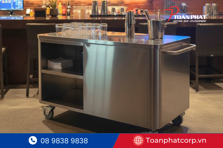 Xe đẩy inox phục vụ di chuyển đồ uống và ly cốc nhanh chóng giữa các khu vực.