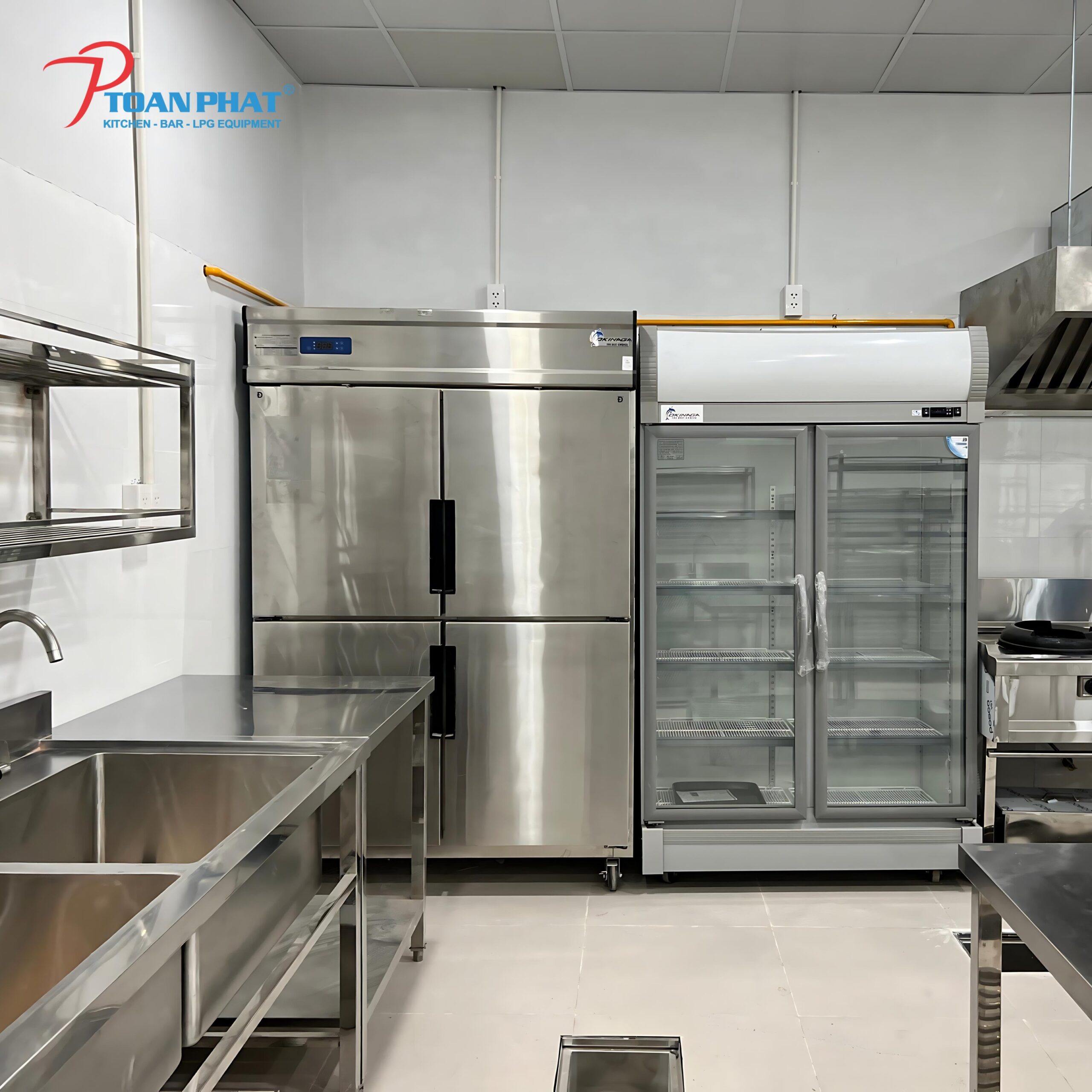NHỮNG THIẾT BỊ CẦN THIẾT CHO KHU BẾP CÔNG NGHIỆP 500 – 700 SUẤT ĂN 3 Tủ đông 4 cánh Okinaga trong bếp ăn công nghiệp