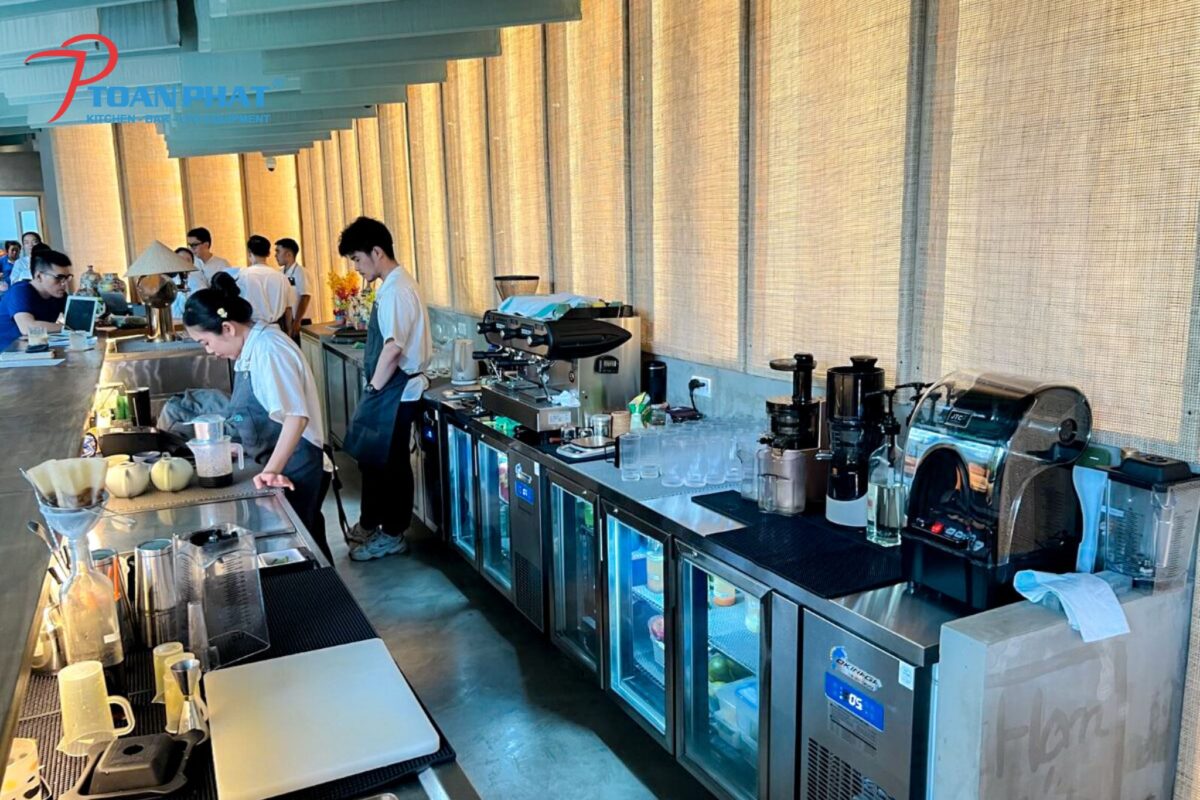 Tủ đông 4 cánh Okinaga - Giải pháp bảo quản thực phẩm tối ưu cho các nhà hàng 12 Tủ lạnh công nghiệp Okinaga tại Ola bar cafe