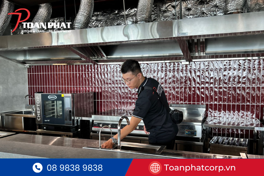 Dự án bếp công nghiệp nhà hàng tại tòa nhà Etown 6 | Thi công bởi Toàn Phát 2 Khu bếp mở do Toàn Phát triển khai