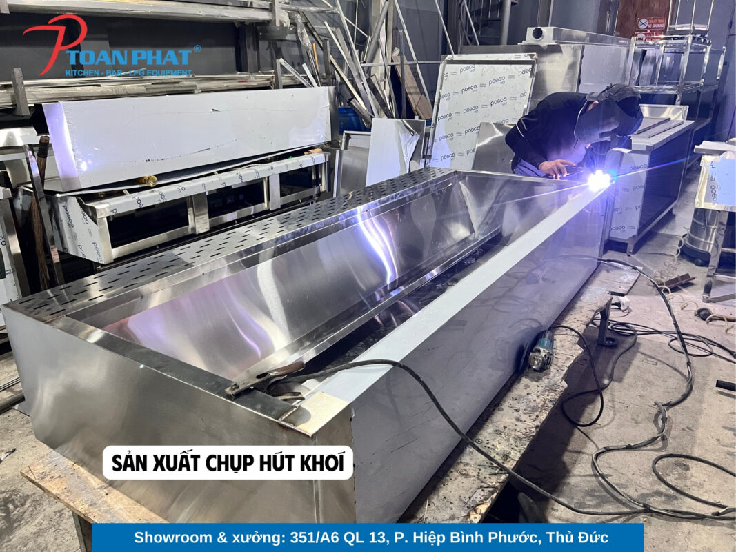 Quy trình sản xuất thiết bị bếp công nghiệp inox tại Toàn Phát 4 Sản xuất chụp hút khói inox