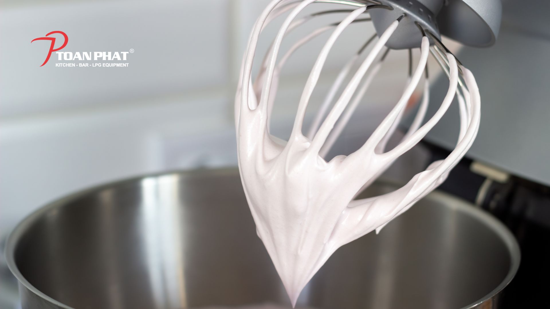 Làm whipping cream bằng máy đánh trứng