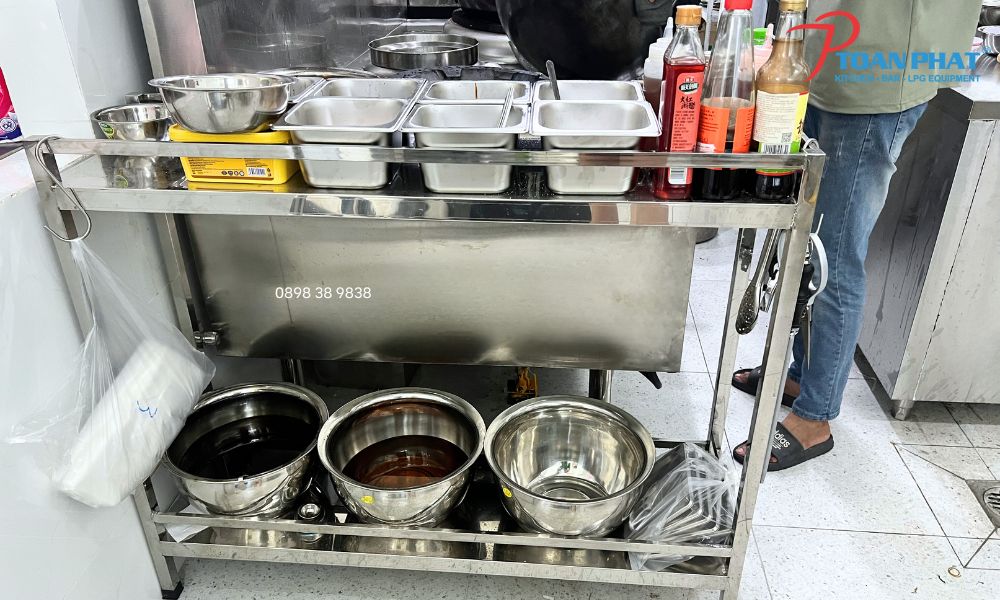 Bàn inox để gia vị