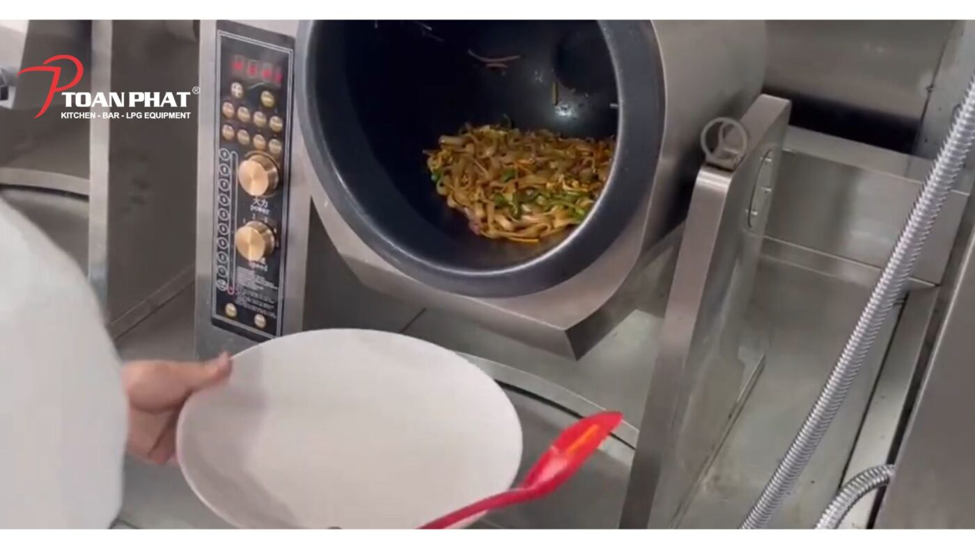 Bếp chiên xào tự động được sử dụng tại nhà hàng, khách sạn
