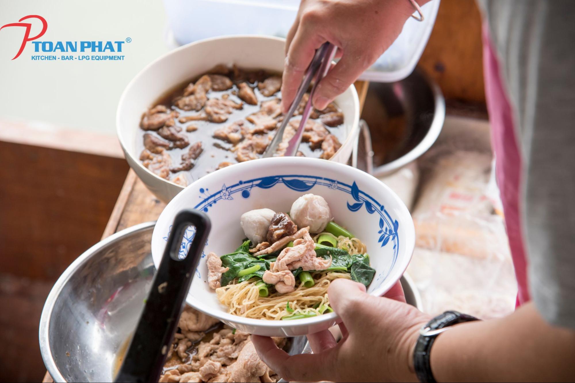 Bếp trụng mì trong các quán phở, bún, mì