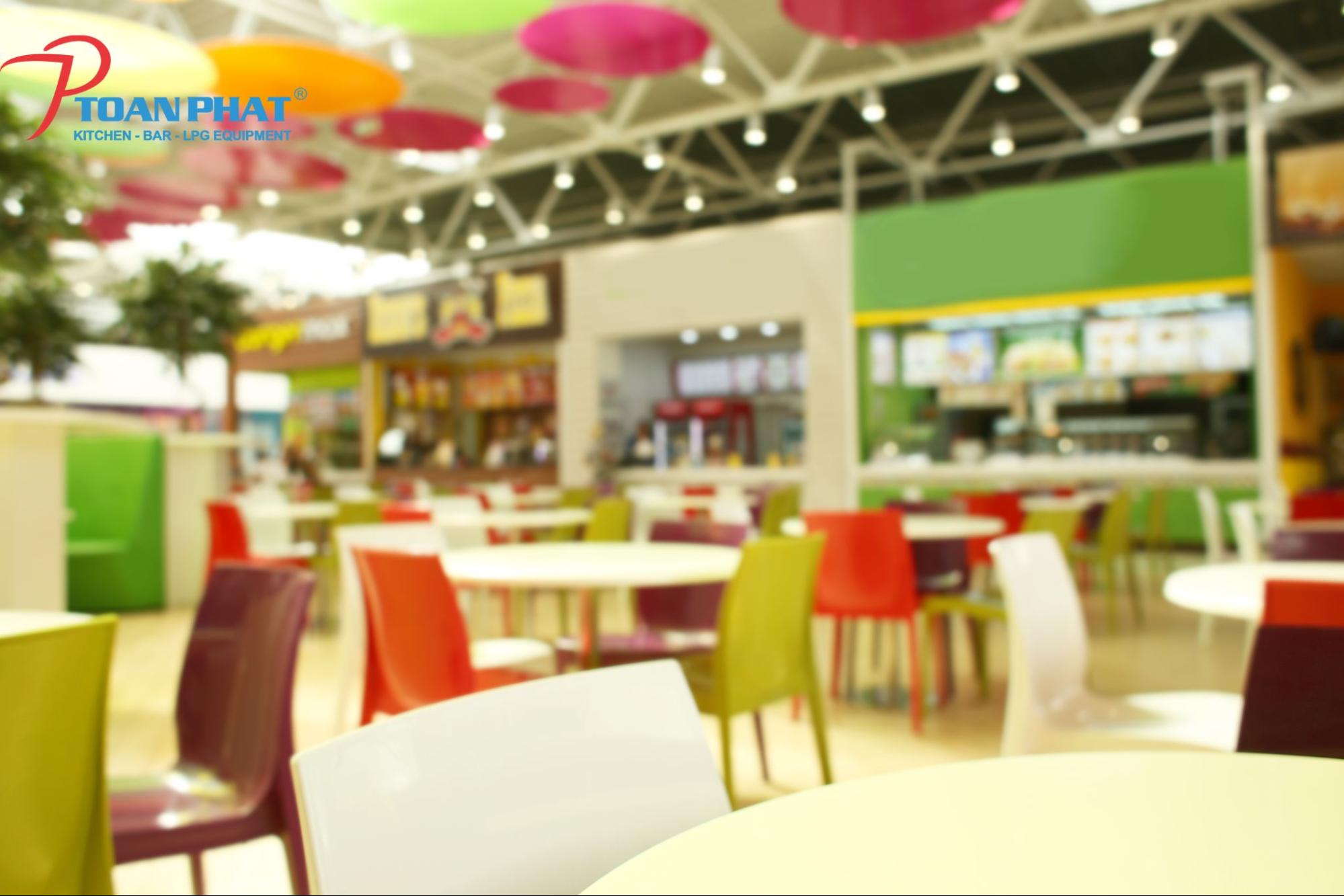 Bếp trụng mì trong khu ẩm thực trung tâm thương mại
