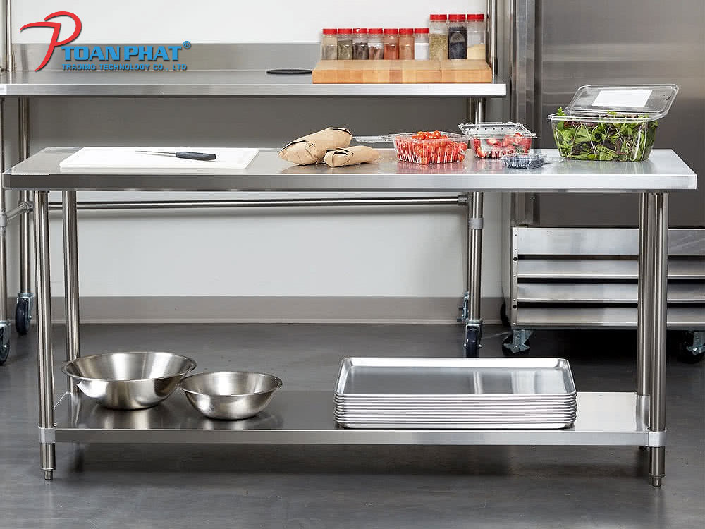 Cấu tạo của bàn bếp inox bao gồm mặt bàn, chân bàn, kệ bàn